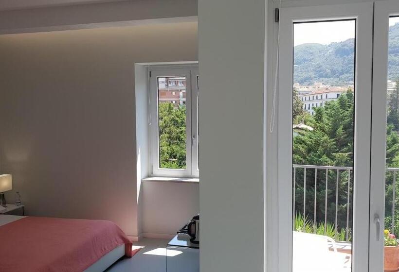 디럭스 룸, Younique