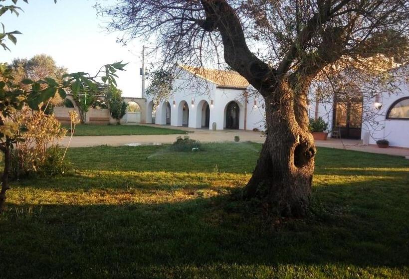 غرفة قياسية ثلاثية, Masseria Colle Carro Ba07200451000019667