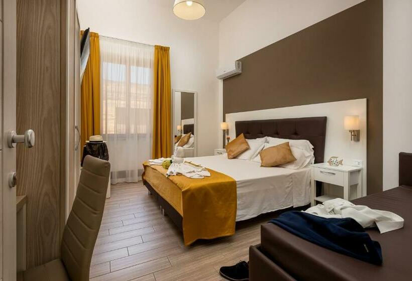 חדר קומפורט לשלושה, Blueeyes