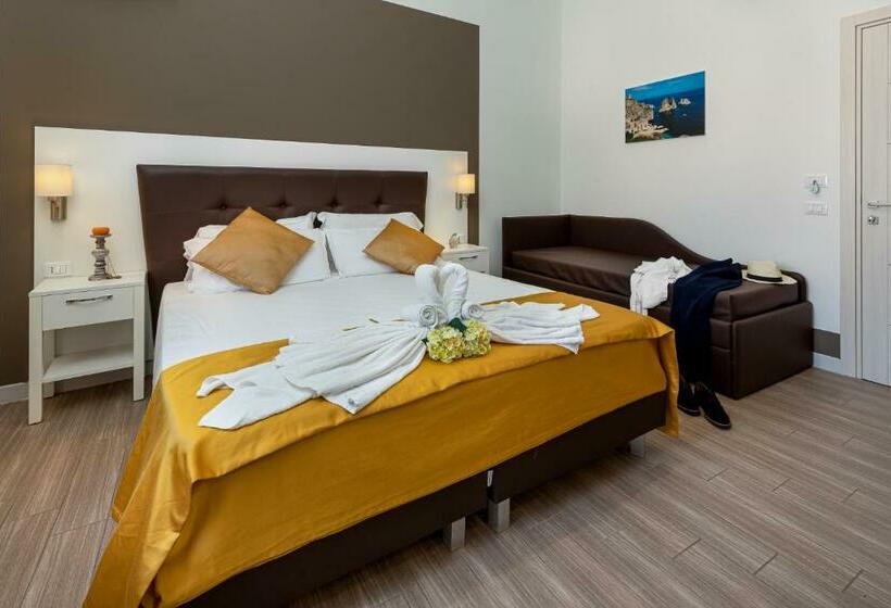 חדר קומפורט לשלושה, Blueeyes