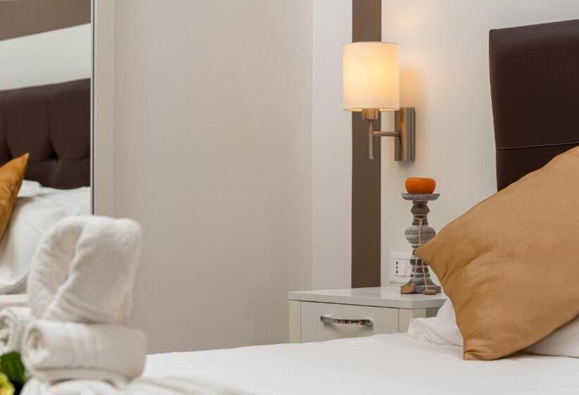 חדר קומפורט לשלושה, Blueeyes