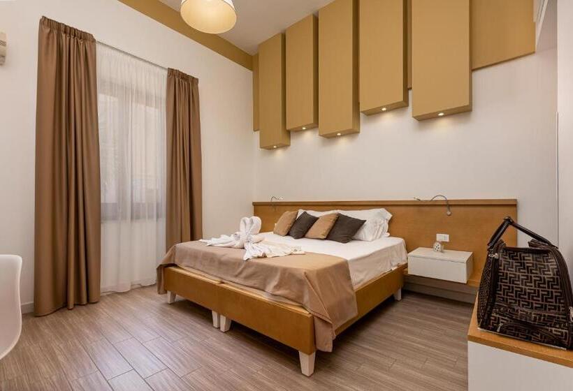 חדר קומפורט לשלושה, Blueeyes