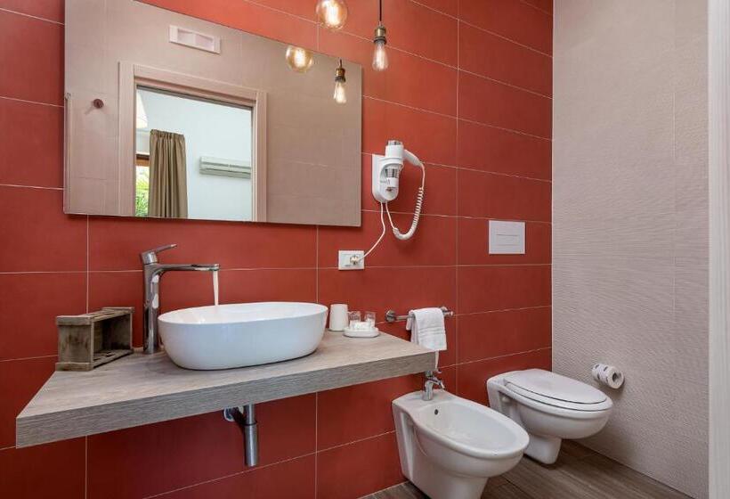 חדר קומפורט לשלושה, Blueeyes