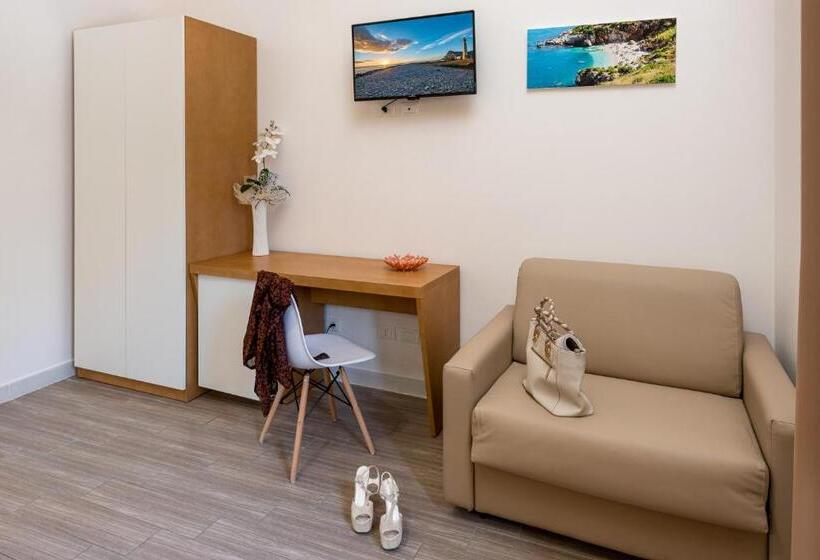 חדר קומפורט לשלושה, Blueeyes