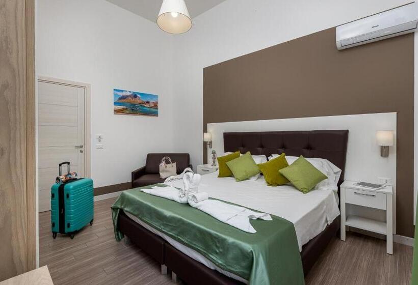 חדר קומפורט לשלושה, Blueeyes