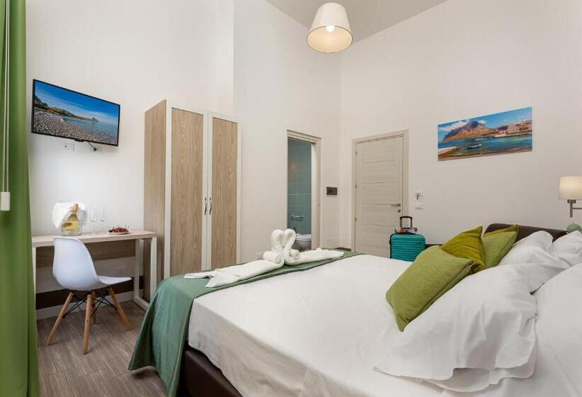 חדר קומפורט לשלושה, Blueeyes