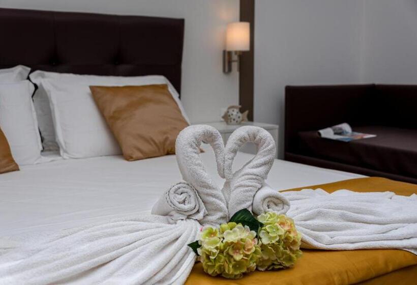 חדר קומפורט לשלושה, Blueeyes