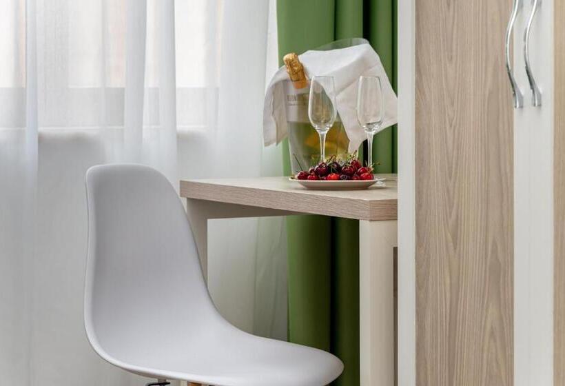 חדר קומפורט לשלושה, Blueeyes