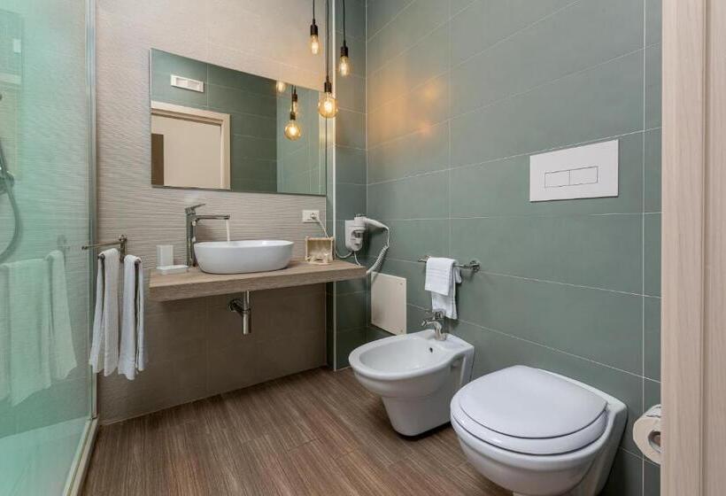 חדר קומפורט לשלושה, Blueeyes