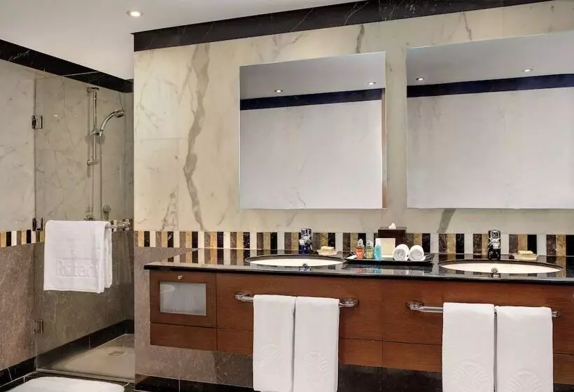 اتاق استاندارد با چشم‌انداز استخر, Al Ain Rotana
