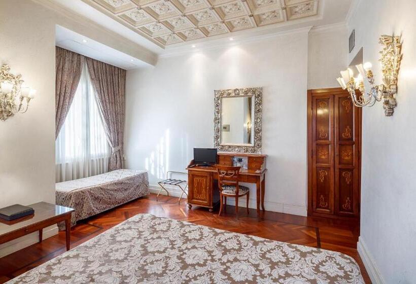 חדר קלאסי לשלושה, Aventino