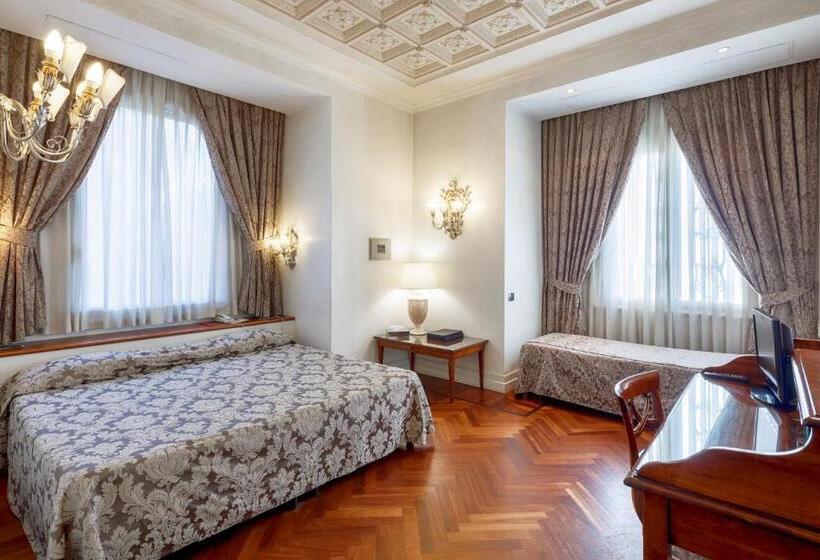 חדר קלאסי לשלושה, Aventino