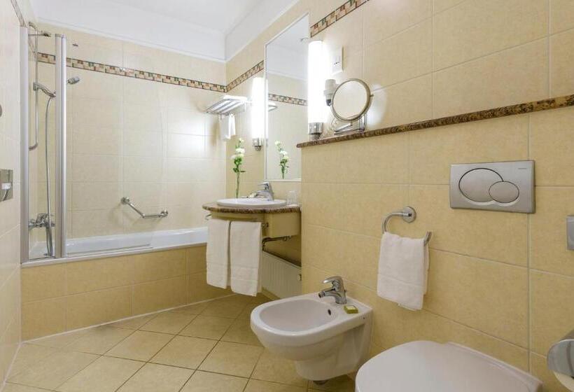جناح جونيور, Danubius Hotel Astoria City Center