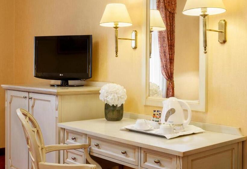 جناح جونيور, Danubius Hotel Astoria City Center