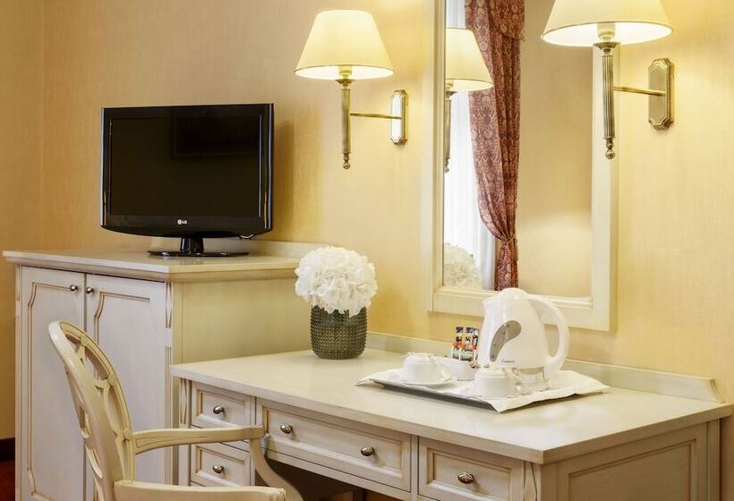 جناح جونيور, Danubius Hotel Astoria City Center