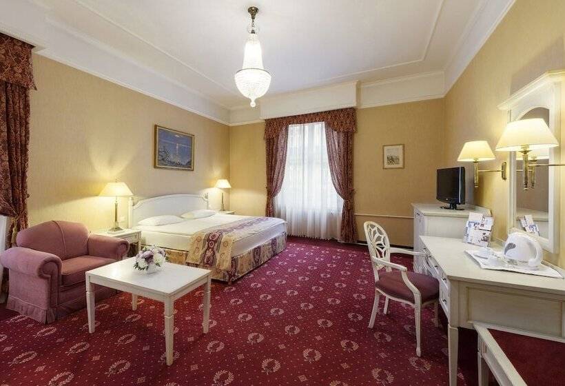 جناح جونيور, Danubius Hotel Astoria City Center