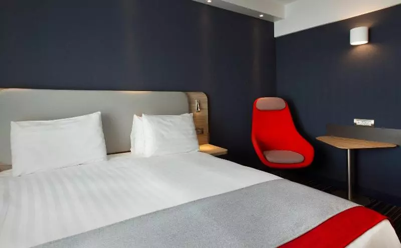 اتاق استاندارد برای معلولان, Holiday Inn Express Geneva Airport, An Ihg