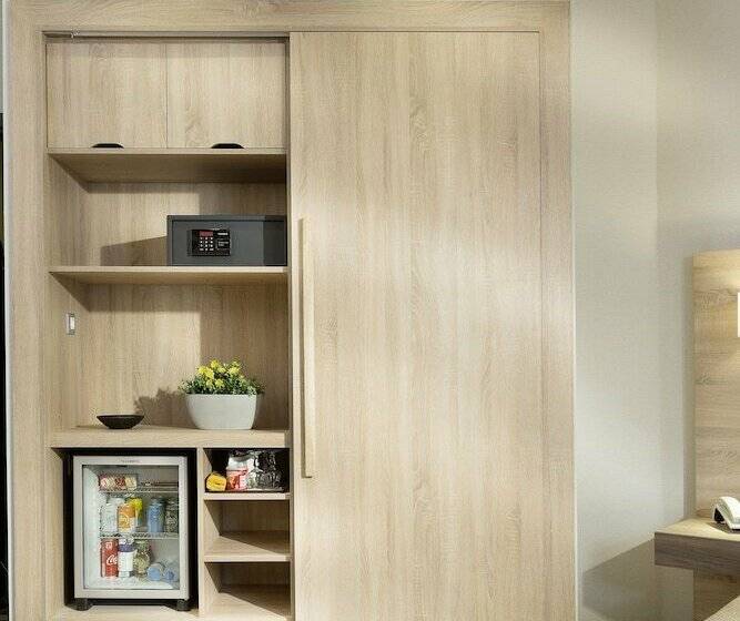 标准三人间, Jason Inn