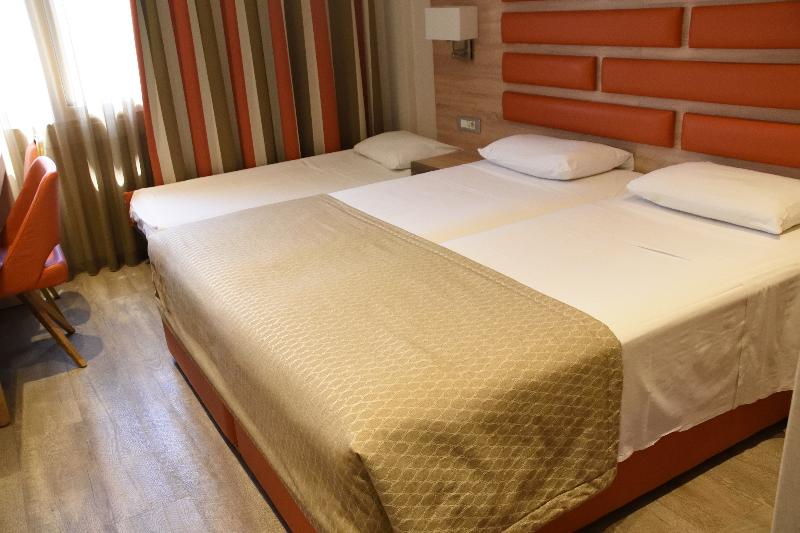 标准三人间, Jason Inn