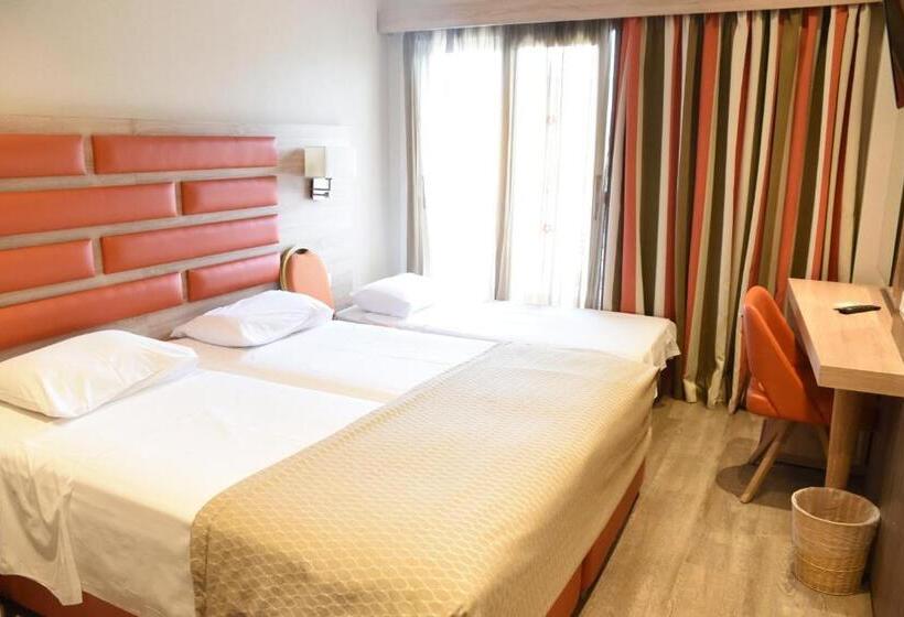 标准三人间, Jason Inn