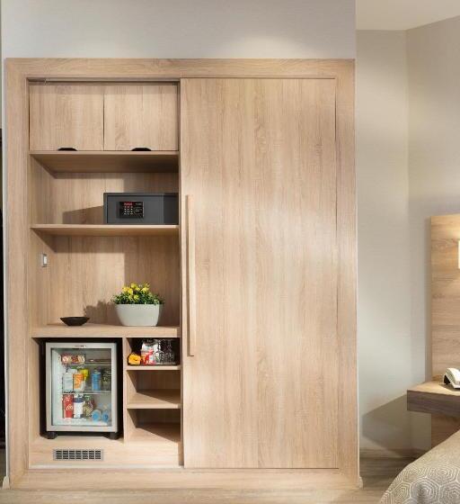 标准三人间, Jason Inn