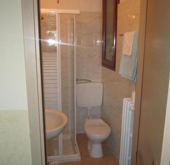 اتاق استاندارد سه نفره, Marchina