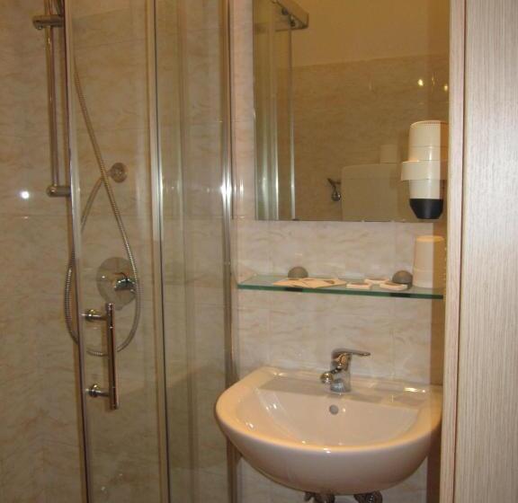 اتاق استاندارد سه نفره, Marchina