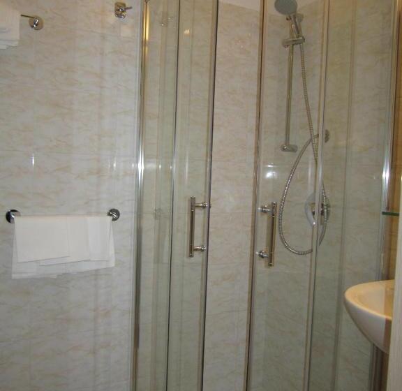اتاق استاندارد سه نفره, Marchina