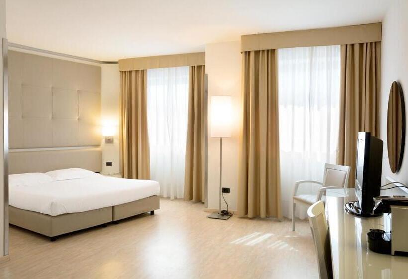 חדר סטנדרט לשלושה, Mediterraneo Palace