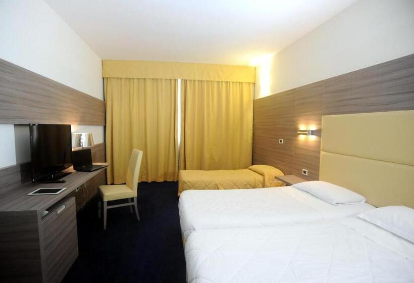 חדר סטנדרט לארבעה, Palace Inn Rome Fiano