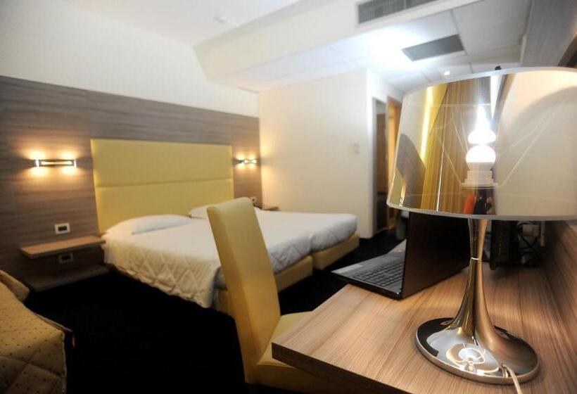 חדר סטנדרט לארבעה, Palace Inn Rome Fiano