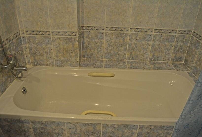 标准单人间, Queen S