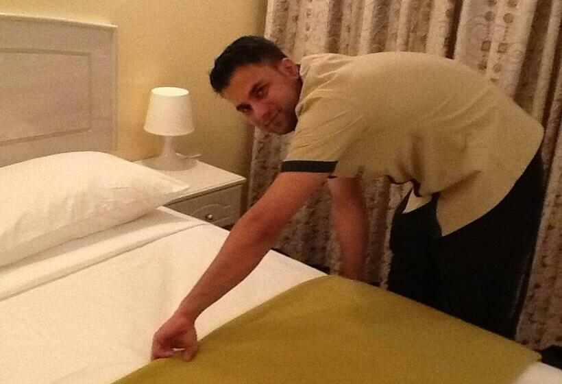 标准单人间, Queen S