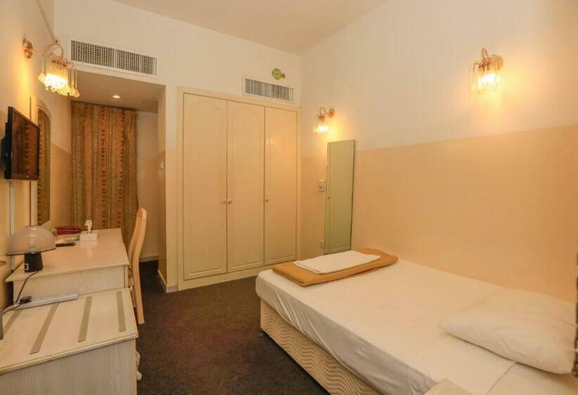 标准单人间, Queen S