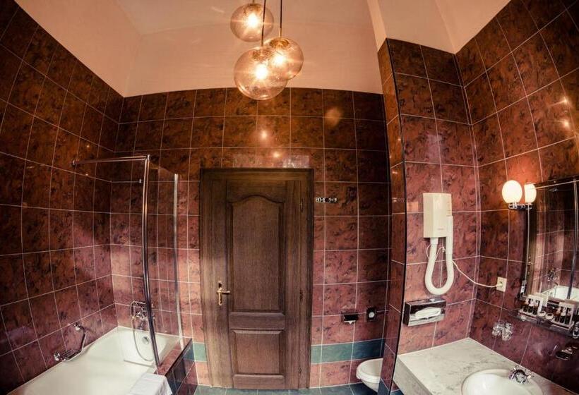 جناح ملكى, štekl