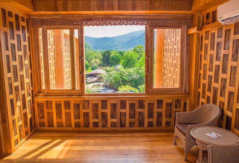 سوئیت با چشم‌انداز, Santhiya Tree Koh Chang Resort