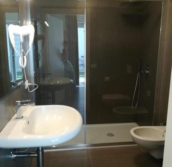 标准三人间, Garda Guest House