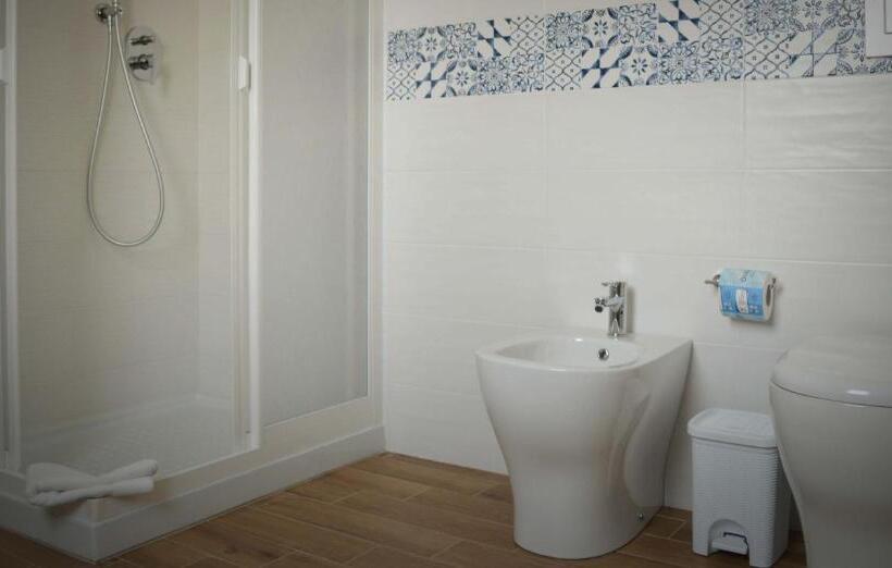 اتاق کلاسیک سه تخته, B&b Castiglione