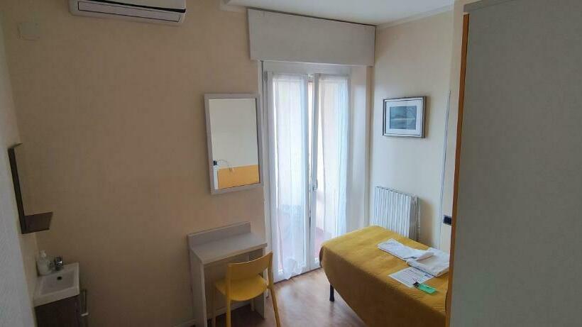 اتاق استاندارد یک تخته با سرویس بهداشتی مشترک, Vroom510