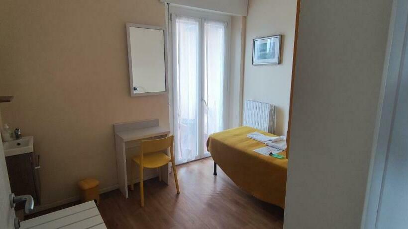 اتاق استاندارد یک تخته با سرویس بهداشتی مشترک, Vroom510