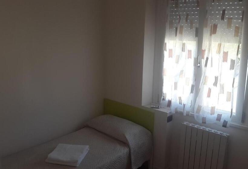 اتاق استاندارد یک تخته با سرویس بهداشتی مشترک, Vroom510