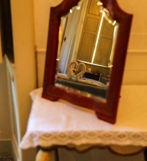 جناح مطلّ علي الجبل, Villa Cagnola