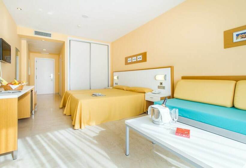 Habitación Cuádruple Estándar Vista Piscina, Mediterraneo