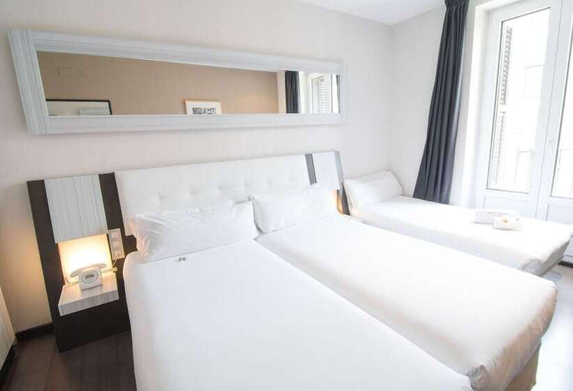 اتاق استاندارد سه نفره, Petit Palace Arenal