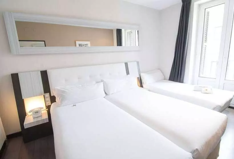 اتاق استاندارد سه نفره, Petit Palace Arenal