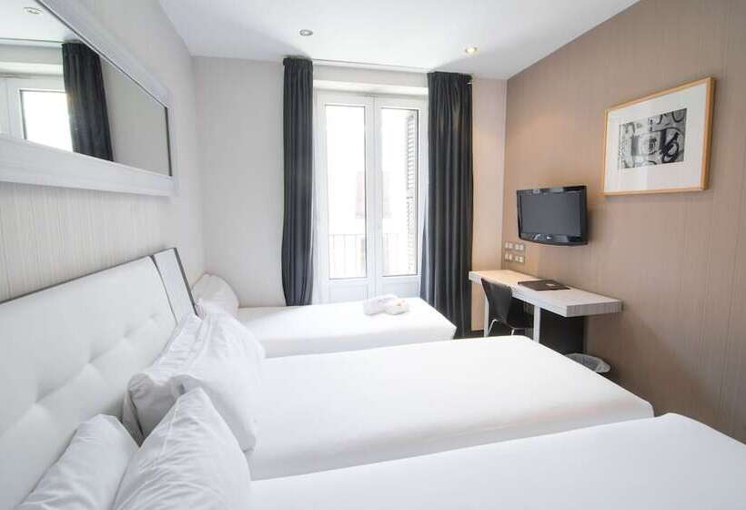 اتاق استاندارد سه نفره, Petit Palace Arenal