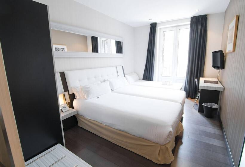 اتاق استاندارد سه نفره, Petit Palace Arenal