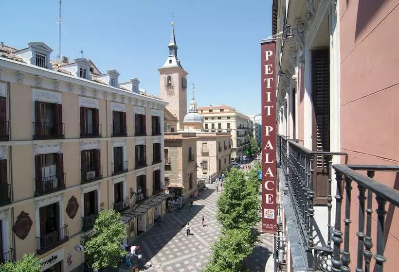 اتاق استاندارد سه نفره, Petit Palace Arenal