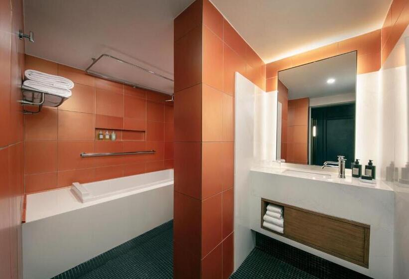 سوئیت با تخت بزرگ, De La Poste – French Quarter, A Renaissance