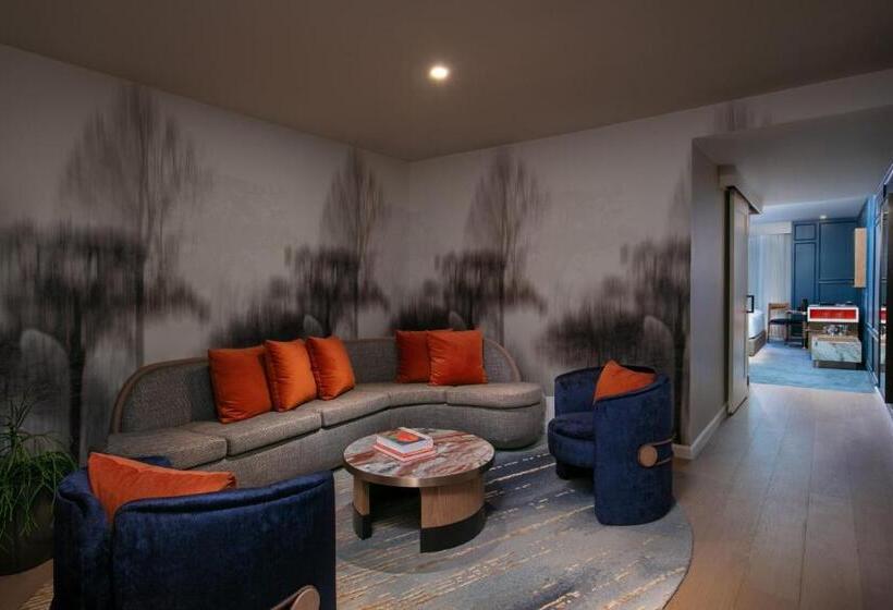 سوئیت با تخت بزرگ, De La Poste – French Quarter, A Renaissance